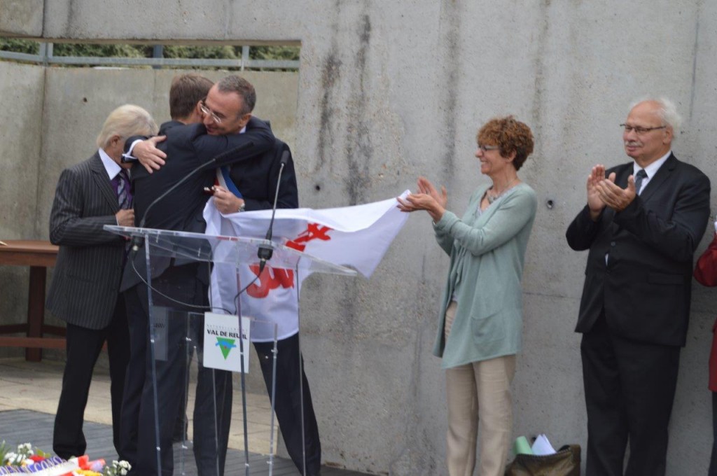 Leszek Tabor, maire de Sztum, qui offre à la Ville le drapeau de Solidarnosc