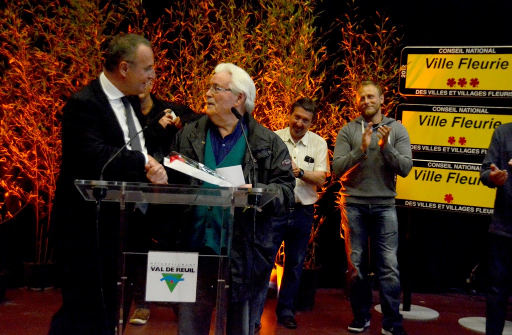 Marc-Antoine Jamet remet le 1er prix des jardins fleuris à Gilbert De Chiara