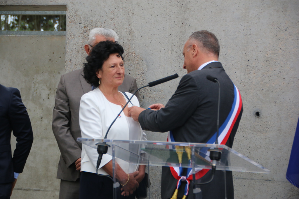Geneviève Adiasse décorée de l'Ordre du Mérite