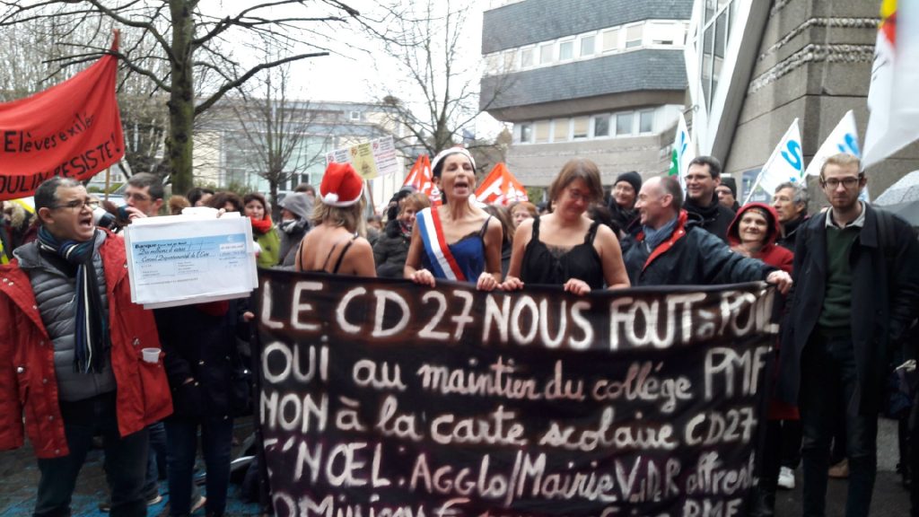 Derrière le slogan "Le CD 27 nous fout à poils", des opposants ont manifesté en nuisettes et torse nu