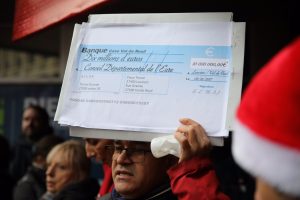 Symboliquement, les manifestants ont brandi le chèque de 10 millions d'euros issu de la proposition de l'agglo