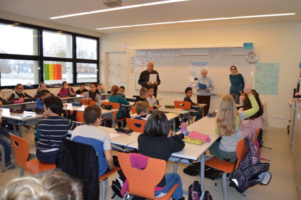 Jean-Pierre Perrault et Elise Jacobs du Conseil des Sages ont partagé leur expérience à l'école Louise Michel