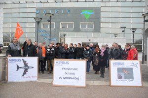 Manifestation des salariés de Cassidian/Airbus le 19 mars 2015 devant la mairie de Val-de-Reuil