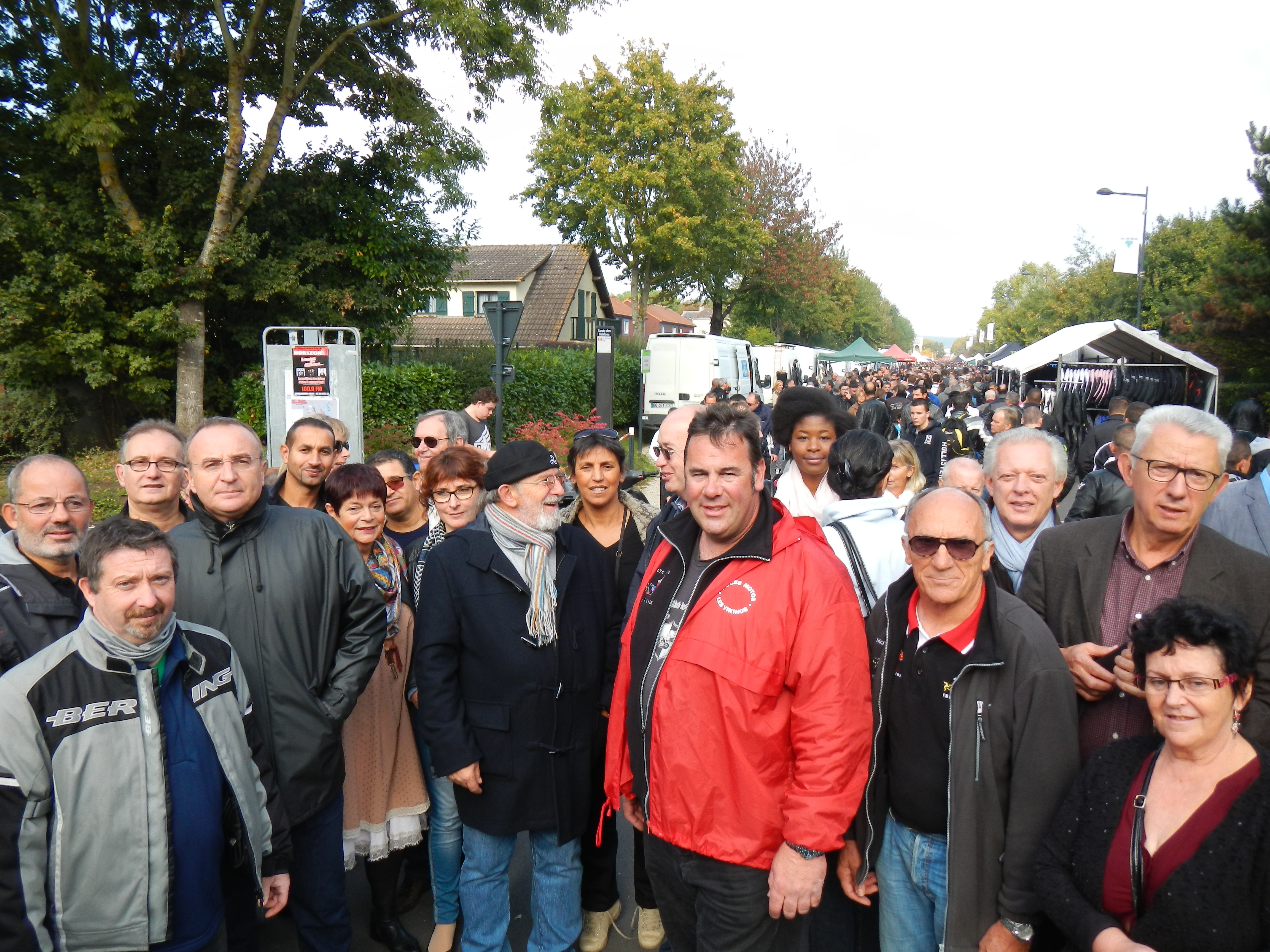 Parmi les 40 000 personnes qui se sont déplacées sous un soleil radieux, l'équipe municipale autour du maire Marc-Antoine Jamet et les responsables du MC Les Vikings