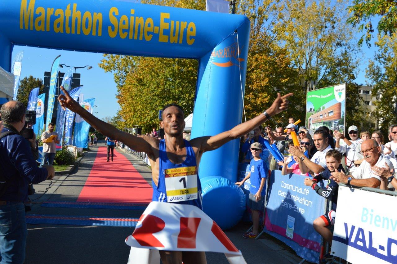 Le vainqueur du marathon 2015 : l'Ethiopien Tura Bechere en 2h 19'38"