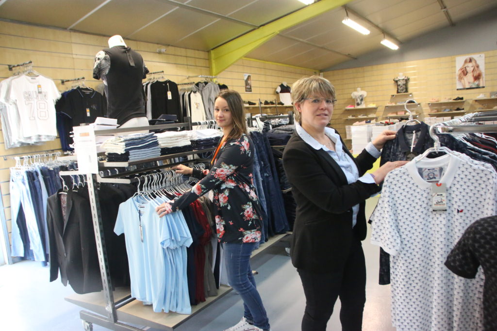 Christelle Choquené et sa vendeuse, Laurie, accueillent leurs nouveaux clients à 27 Forever