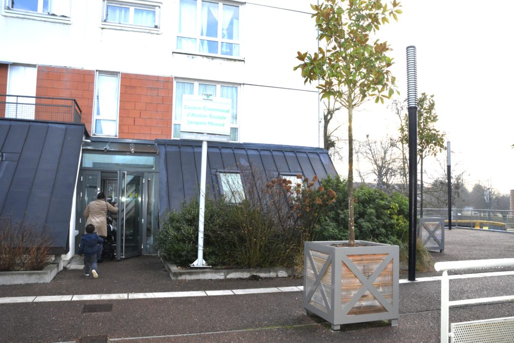 Le CCAS Jacques Monod, entrée place aux Jeunes