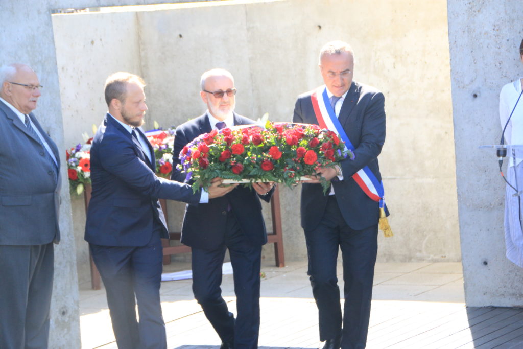 Dimitri Plakhotnyuk (au centre) assistait à la cérémonie