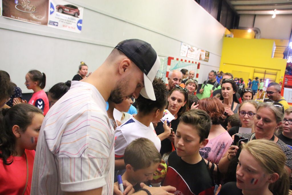 Séance d'autographes avec les jeunes