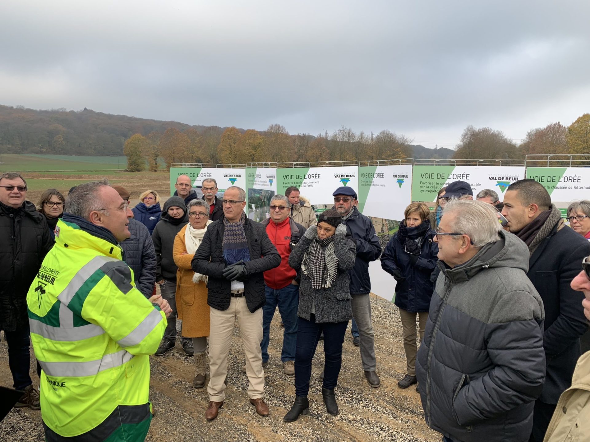 Une cinquantaine d'habitants sont venus à la rencontre de Marc-Antoine Jamet samedi matin sur le chantier de la voie de l'Orée