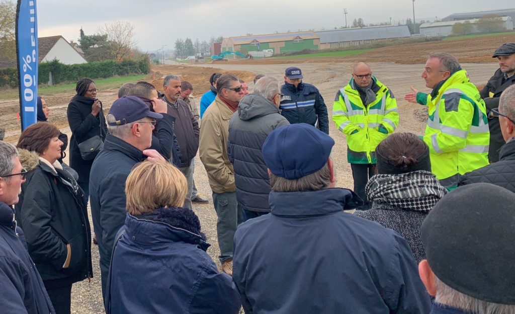 La chaussée de Ritterhude prolongée derrière le stade pour rejoindre le cimetière