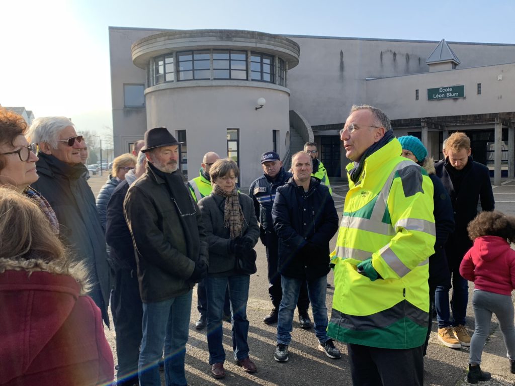 Une vingtaine d'habitants sont venus à la rencontre du maire samedi matin devant l'école Léon Blum 