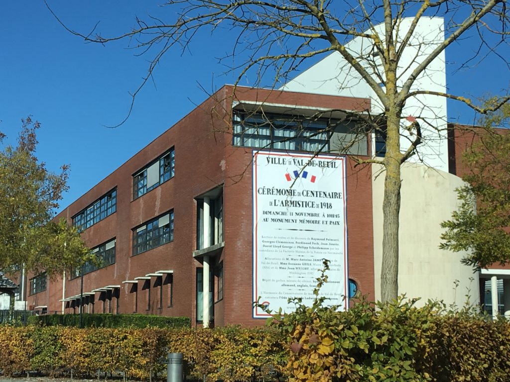 La façade du lycée Marc Bloch se met aux couleurs du Centenaire 