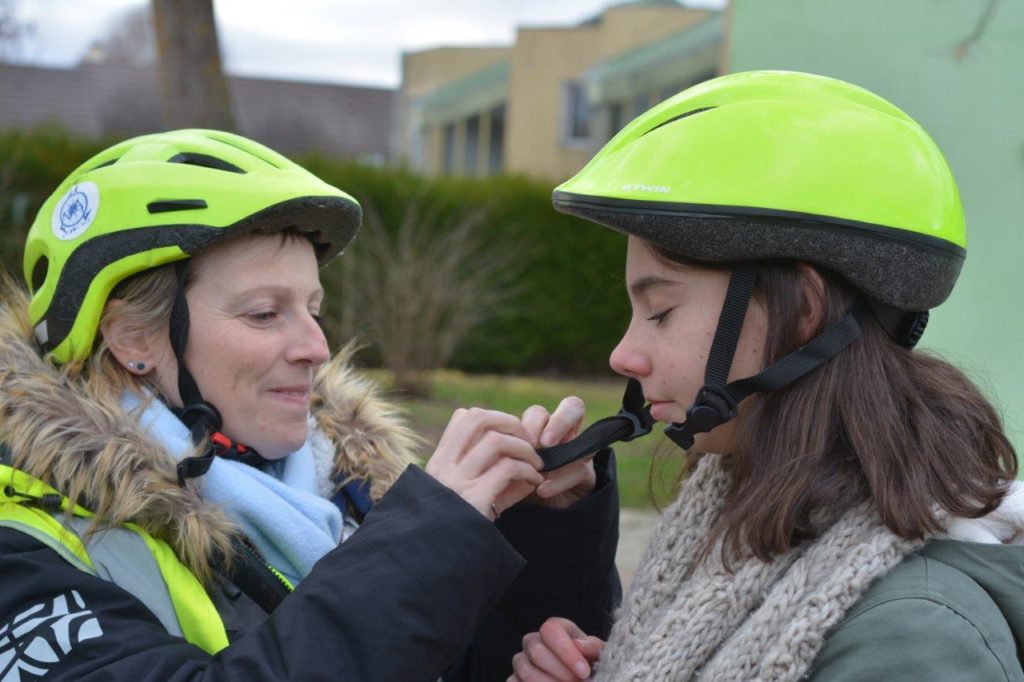 Sécurité oblige, tout le monde porte un casque. Même Suzon ! 