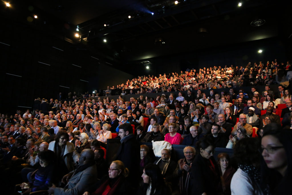 900 personnes rassemblées dans la salle de théâtre