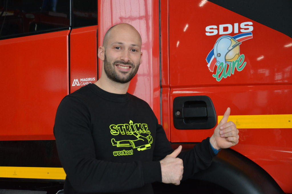 Benoît Coulaud alias Strike Workout en visite à la caserne de Louviers Val-de-Reuil