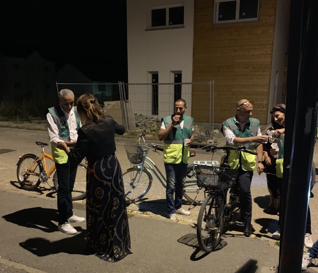 Convivialité autour du quartier des Noés. Des femmes préparent un mariage. Reconnaissantes de l’initiative du maire, elles offrent quelques verres d’eau au groupe et quelques victuailles… avant que les cyclistes ne reprennent la route 