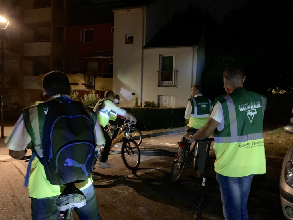 23h00 – Une dizaine d’élus et d’agents, autour du maire, quittent la mairie à vélo pour une longue nuit de veille. Pas un quartier ne devra être oublié. 