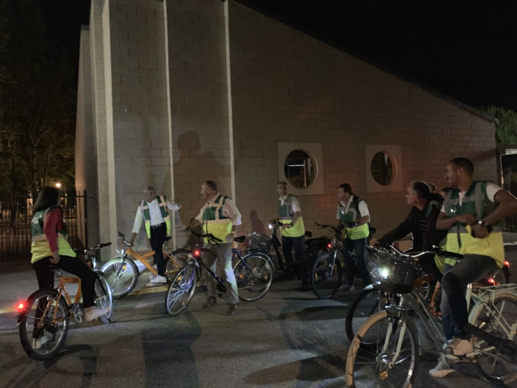 Autour des écoles, des équipements publics, dans les parcs et les quartiers périphériques… l’équipée nocturne s’assure que personne ne vienne perturber le sommeil des Rolivalois. Aux éclats de voix un peu trop forts, le maire rappelle quelques règles pour la tranquillité de tous. 