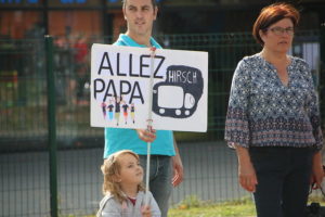 Banderoles et panneaux fleurissent au fil du parcours