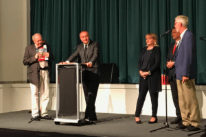 Marc-Antoine Jamet et Suzanne Geils, maire de Ritterhude (au 2eplan à droite), souhaitent renforcer plus encore les liens entre les deux villes en développant de nouveaux projets.