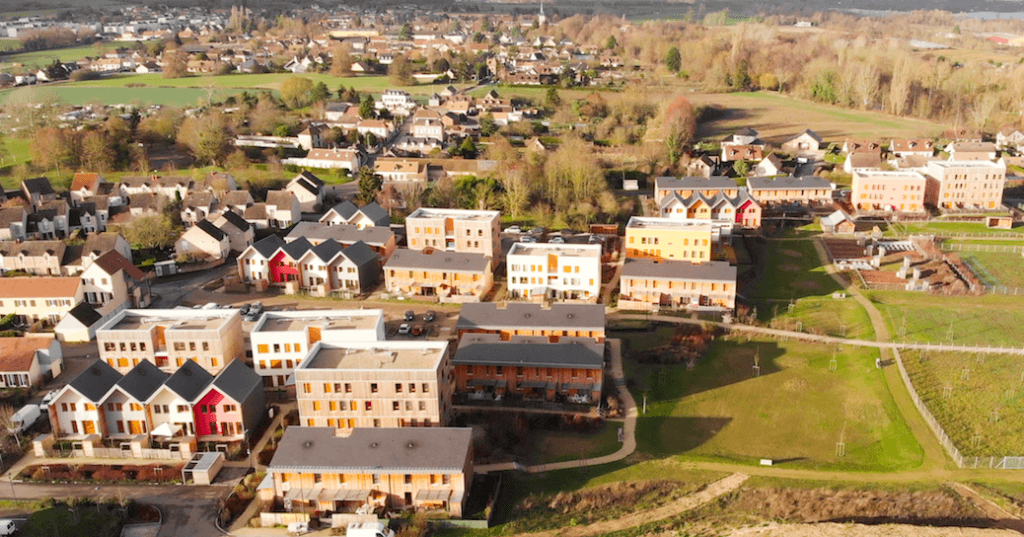 L'écoquartier des Noés, c'est 98 logements bioclimatiques, une écocrèche, une chaufferie bois, des vergers et potagers, des animaux... et bientôt une halle