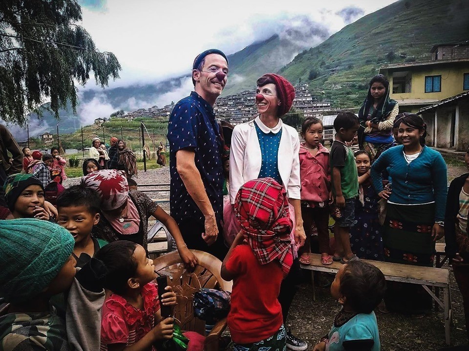 C'est au coeur des villages de montagne que les deux clowns ont offert leur spectacle