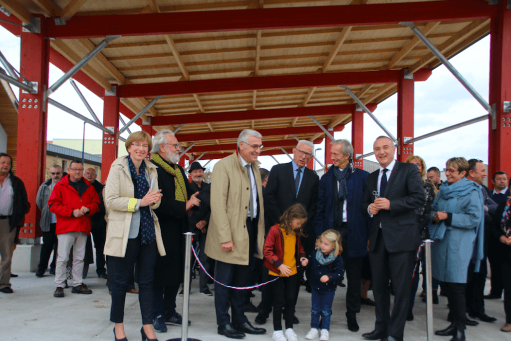 La halle a été inaugurée le 18 octobre en présence Marc-Antoine Jamet, de Jean-Hugues Bonamy (président de la Siloge), de Philippe Madec (architecte de l'équipement)