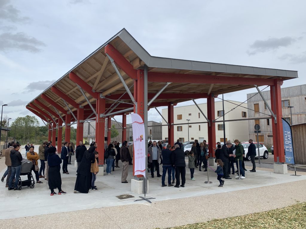 La halle construite tout de bois et de zinc accueillera bientôt des marchés de producteurs bio 