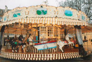 Un magnifique carrousel emmènera les enfants dans la magie des chevaux de bois 