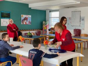 A la cantine, chacun apporte son panier-repas