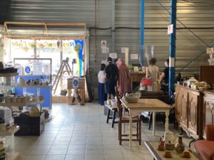 Parois en plexiglas à la caisse, masques et visières, nombre de clients limité... à la Ressourcerie, on ne lésine pas avec la sécurité