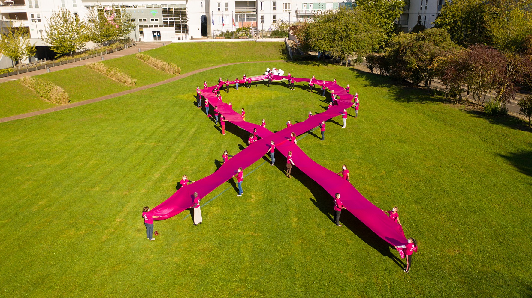 Masquées et dépistées : 50 Rolivaloises appellent à rester mobilisées face au cancer du sein