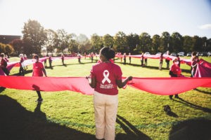 Ne jamais négliger le dépistage du cancer du sein... c'est le sens de l'appel lancé par 50 Rolivaloises à l'ensemble des femmes ; c'est le sens aussi du ruban rose déployé samedi à Val-de-Reuil