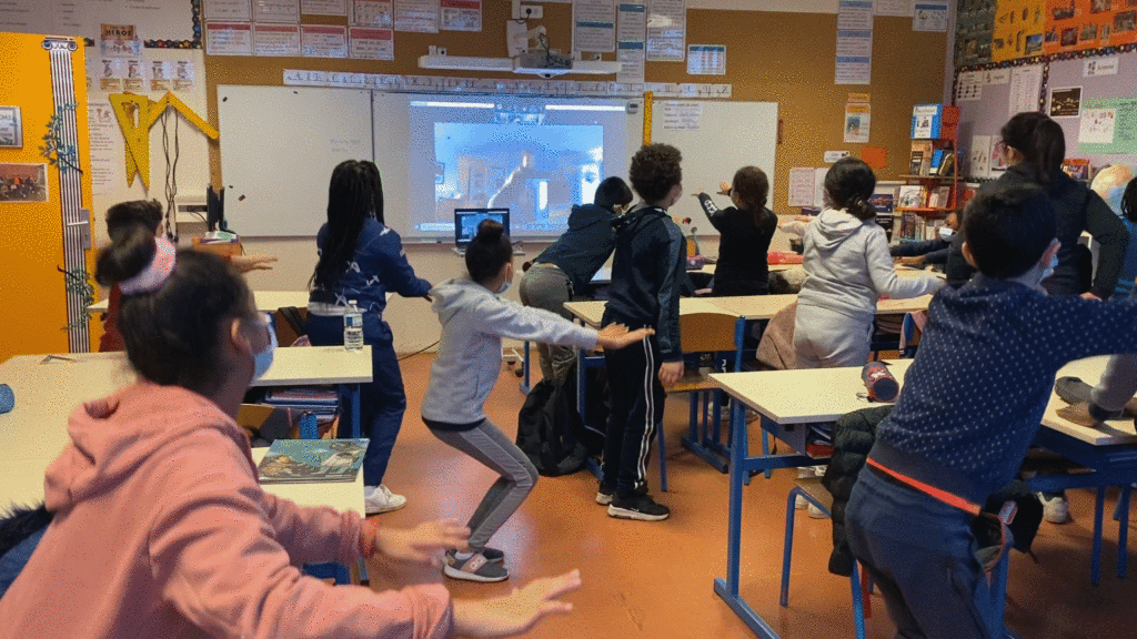 Emilie Gomis a montré aux élèves de CM2 de l'école Pivollet quelques exercices à faire à la maison