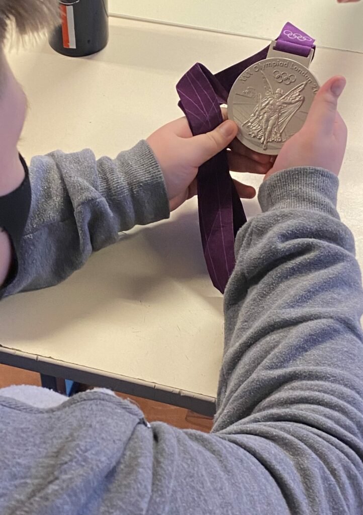 La médaille olympique de l'athlète a fait le tour de la classe