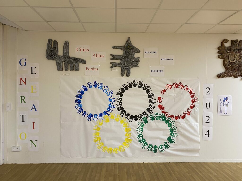 Pour préparer cette Semaine, les élèves ont réalisé une fresque aux couleurs des Jeux Olympiques