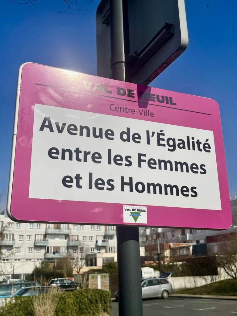 L'avenue des Falaises rebaptisée Avenue de l'Egalité entre les Femmes et les Hommes