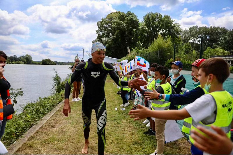 Il descend la Seine à la nage ! :  Arthur Germain a fait escale à Val-de-Reuil
