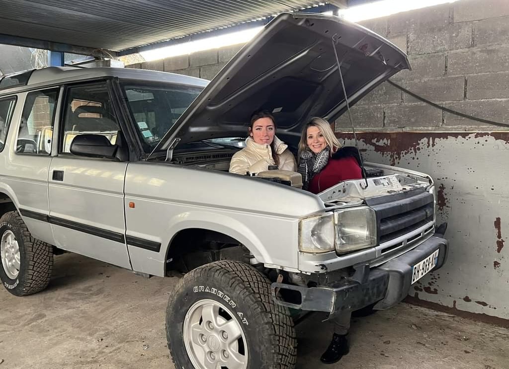 Angélina Théon et Ophélie Basset ont commencé à retaper le 4x4 qui les emmèneront à travers le désert