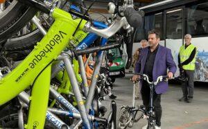 Olivier Schneider, président de la FUB, a été séduit par les initiatives de Val-de-Reuil en faveur du vélo : et parmi elles, la vélothèque. 