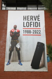 Ce mardi, la Ville a déployé une immense banderole sur la façade du lycée, en hommage à Hervé Lofidi