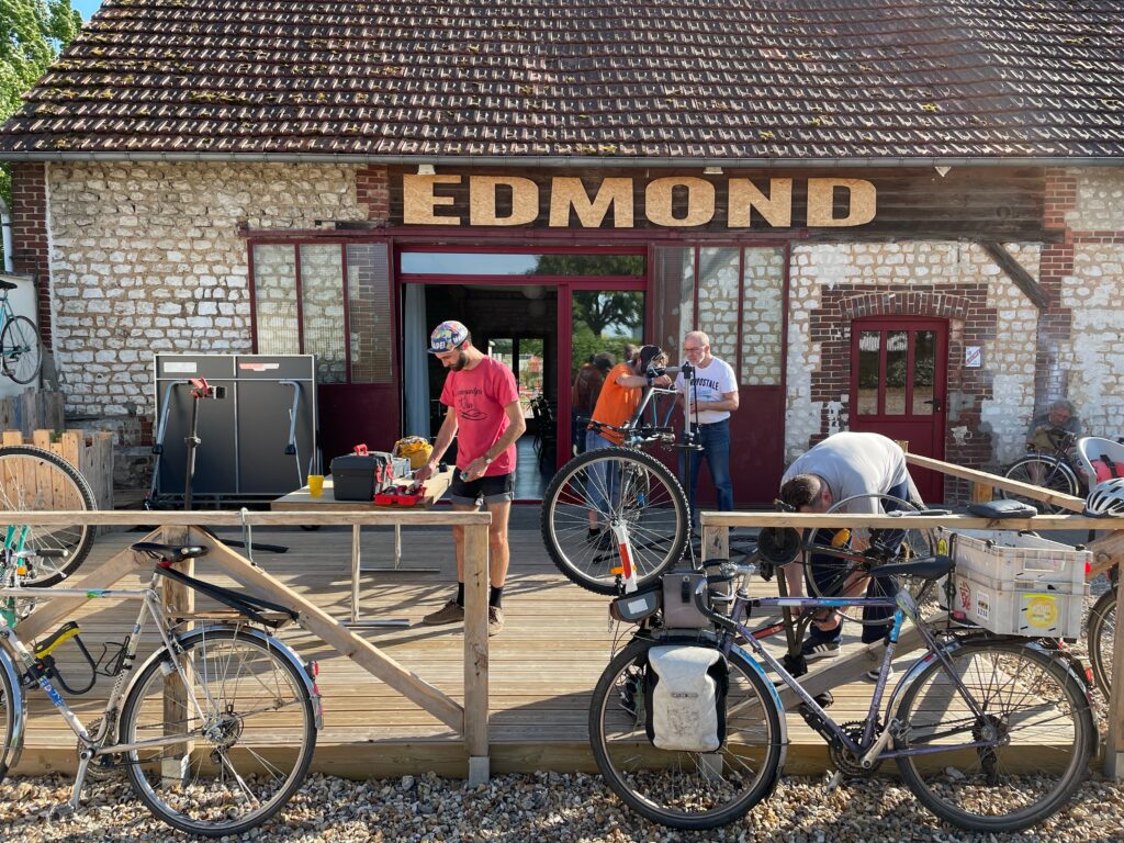 Restaurant Chez Edmond : Atelier réparation de vélo