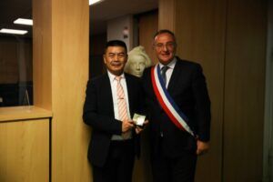 Hou Jungchen avait offert 100 000 masques à la Ville durant les premières semaines de la pandémie.