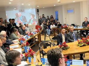 Invité au conseil municipal, Hou Jungchen s'est vu remettre la médaille de la Ville devant un public venu nombreux