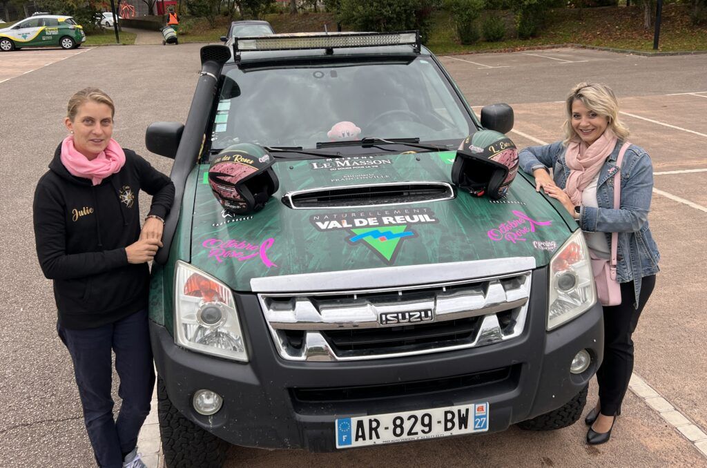 Angélina Théon et Julie Depuydt posent devant leur 4x4 qui les emmènera pendant 6 jours à travers le désert marocain pour le Trophée sportif et solidaire Roses des Sables