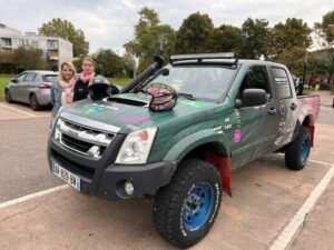 Le 4X4 d'Angelina et Julie a été entièrement décoré aux couleurs des partenaires et sponsors des deux co-équipières