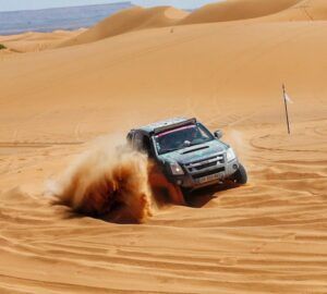 Angélina et Julie ont parcouru 6000 km au volant de leur 4x4, dans des conditions parfois extrêmes. Ici, au milieu des dunes de sables. 