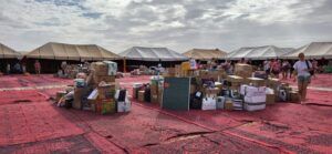 Au milieu du bivouac, les dizaines de tonnes de dons ont été rassemblés pour les remettre aux Enfants du Désert. 