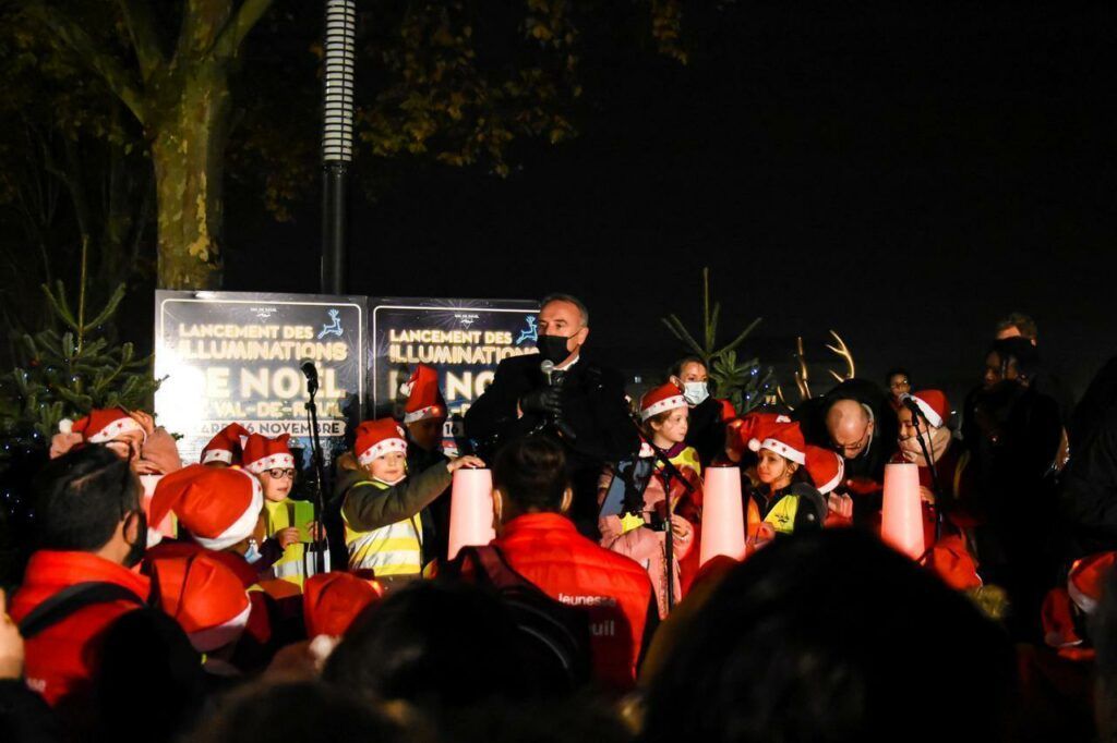 Lancement des illuminations de Noël, lundi 27 novembre 2023 sur le parking des Chalands à 17h30.